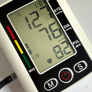 Tensiómetro de Brazo Digital con Voz en Español Kavada Bodega Mayorista